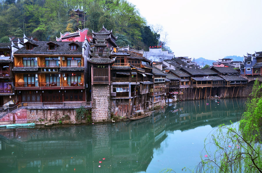  張家界國家森林公園、黃龍洞、鳳凰古城九景三晚四日游